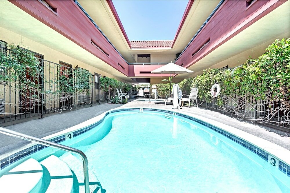 Фото Vantage Point Inn Woodland Hills