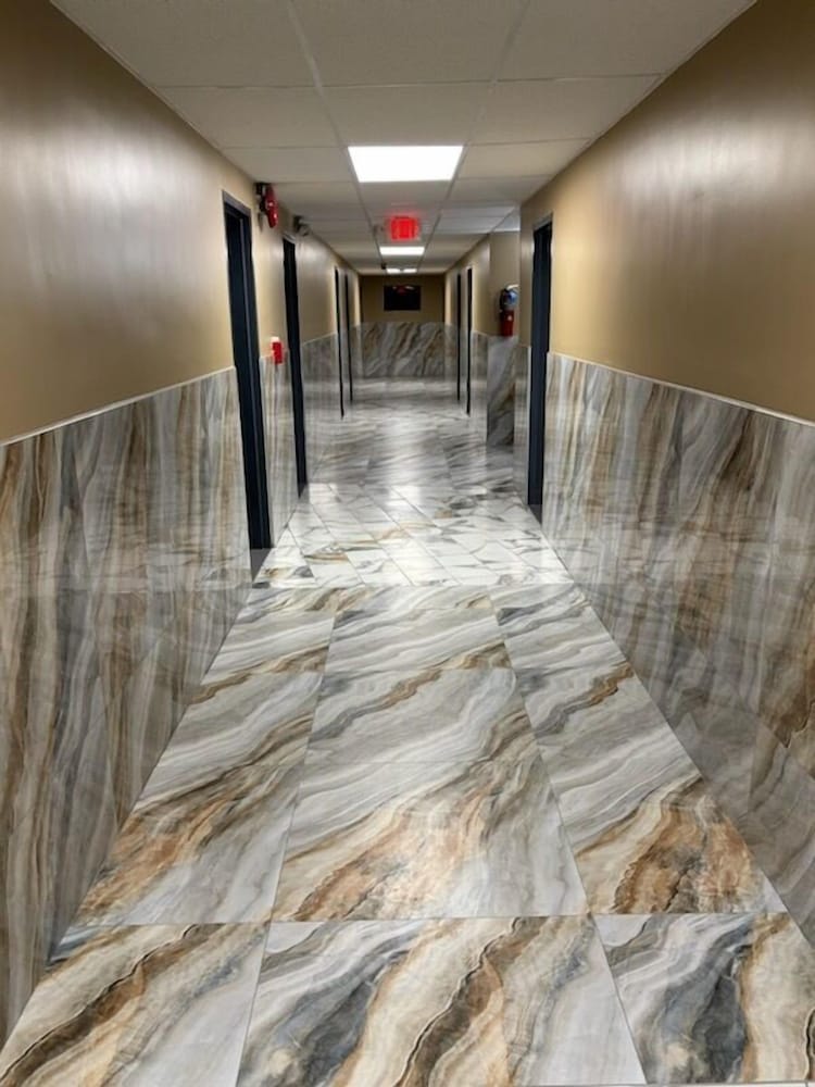 Фото Townhouse Inn & Suites