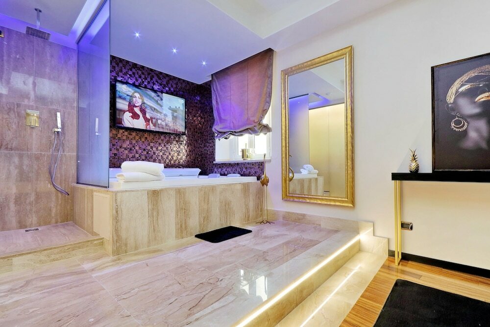 Фото Spanish Diamond Luxury Suites & Jacuzzi