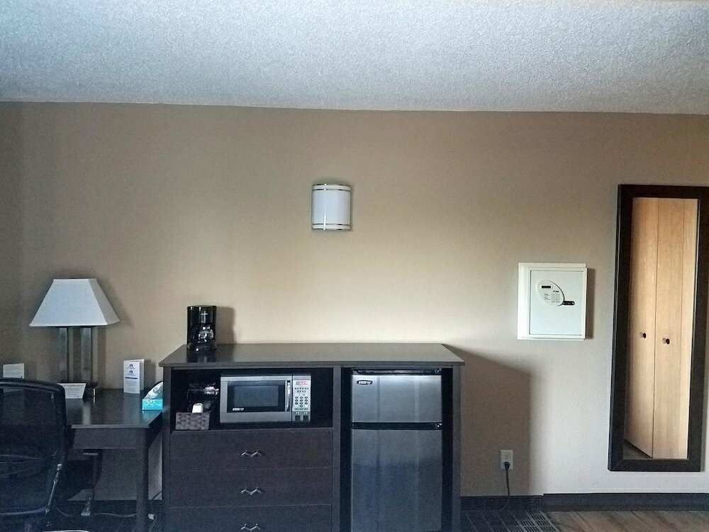 Фото Americas Best Value Inn & Suites Bismarck