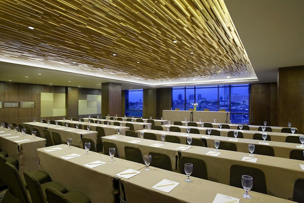 Фото Hotel Santika Pandegiling Surabaya