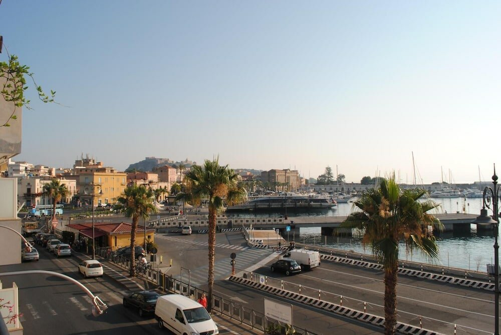 Фото Petit Hotel