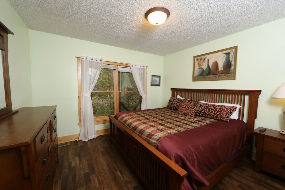 Фото Majestic Manor - Five Bedroom Cabin