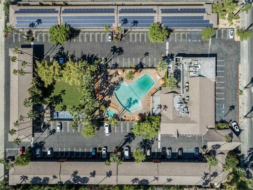 Внешний вид отеля Caliente Tropics Hotel в Палм-Спрингс, фото 4