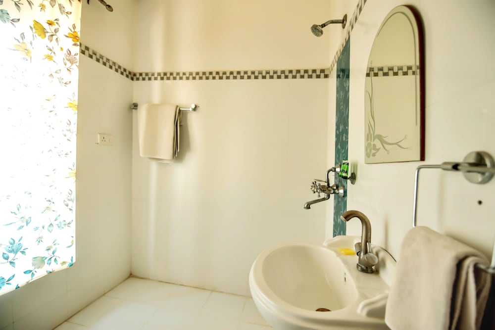 Фото Hotal Devraj Niwas on Lake Pichola Udaipur