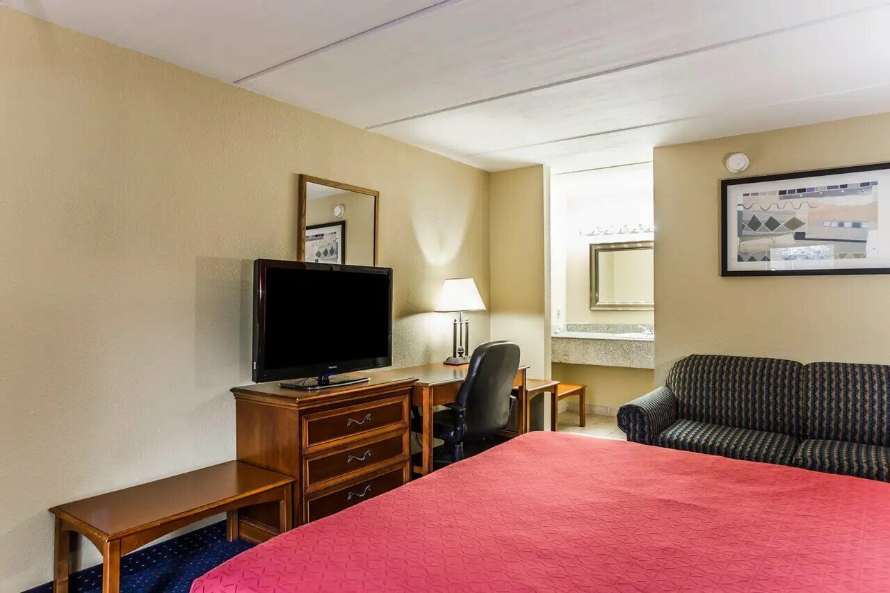 Фото Rodeway Inn Charlotte Downtown