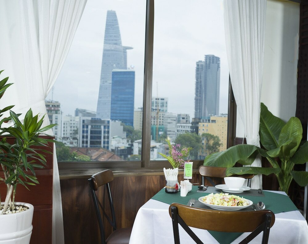 Фото Happy Life Grand Hotel & Sky Bar