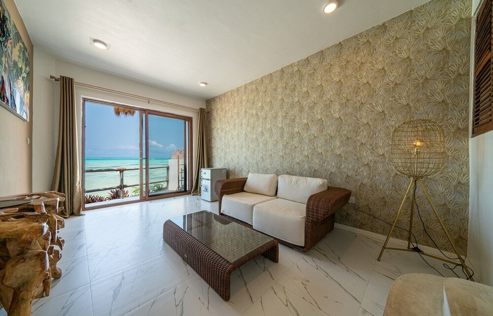 Фото Coral Rocks Hotel & Restaurant