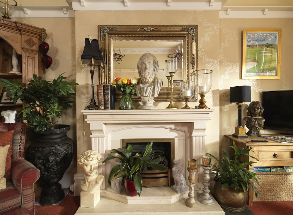 Фото Howarth House Apartments