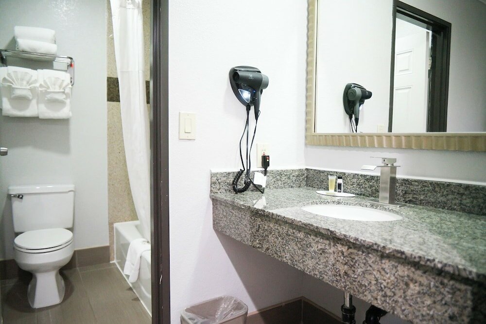 Фото Days Inn by Wyndham West Covina