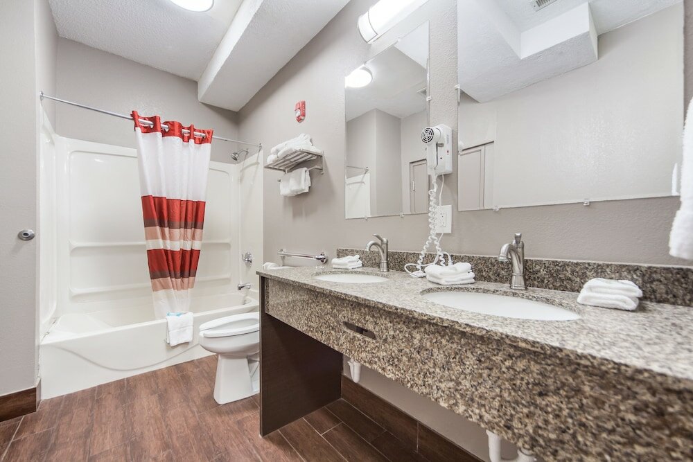 Фото Red Roof Inn & Suites Omaha - Council Bluffs