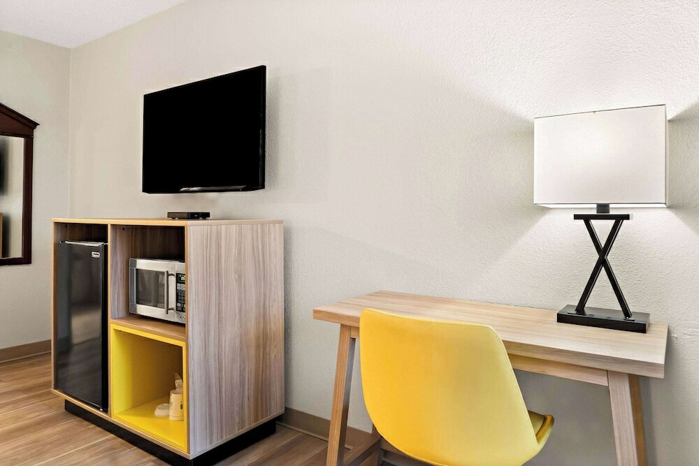 Фото Days Inn & Suites by Wyndham Warren