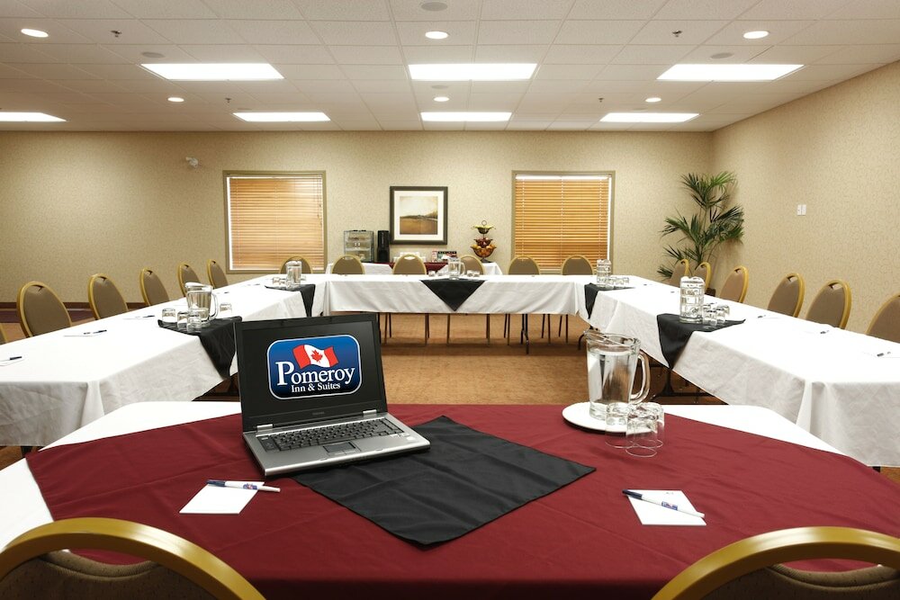 Фото Pomeroy Inn and Suites Chetwynd