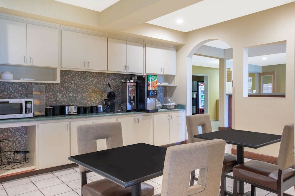 Фото Ramada Limited Redding