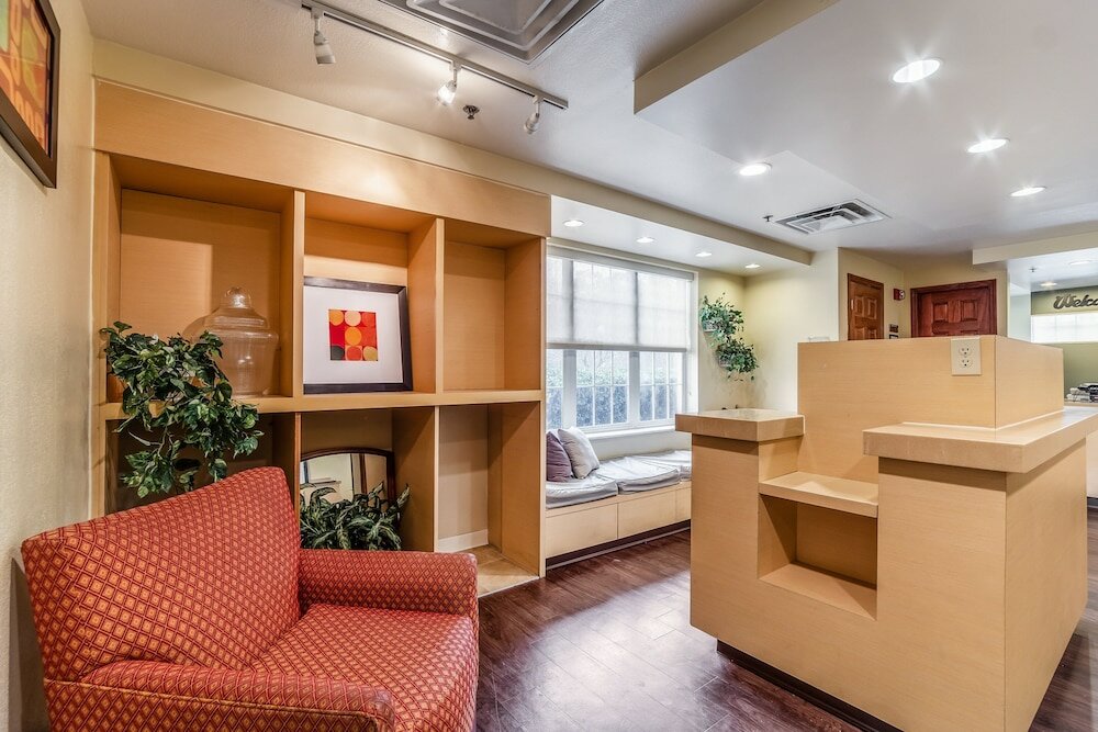 Фото HomeTowne Studios & Suites by Red Roof Columbia