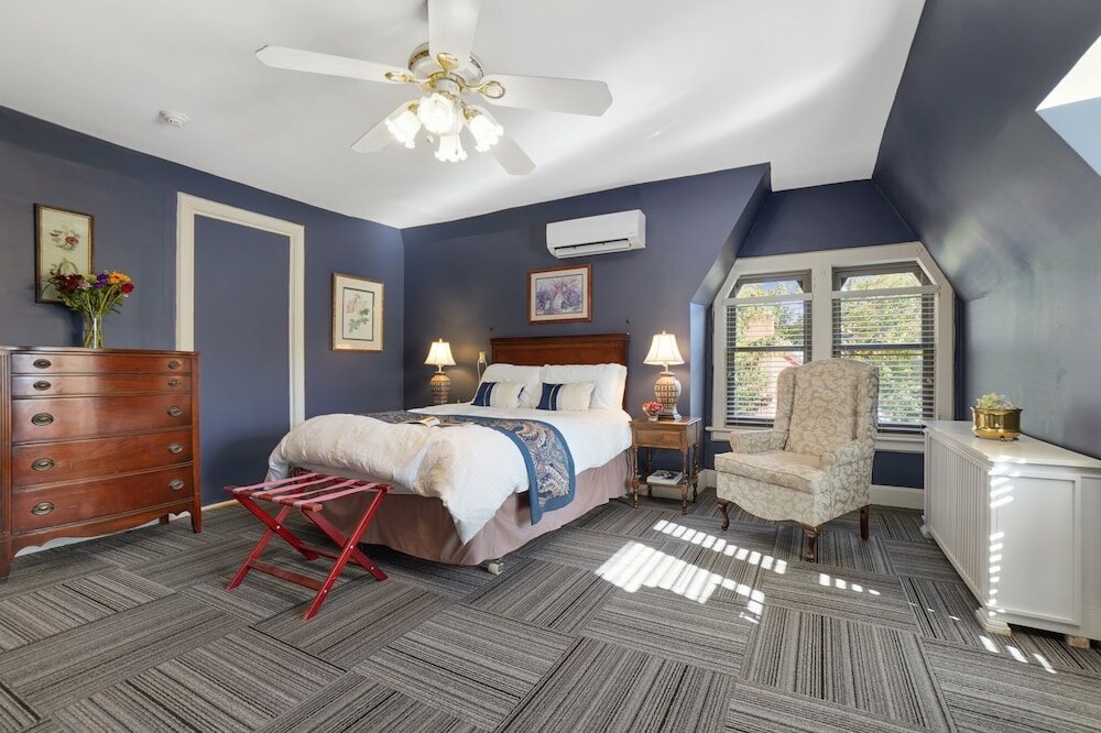 Фото The DeBary Inn