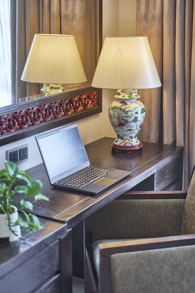 Фото Village Hotel Albert Court by Far East Hospitality