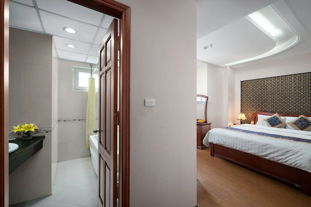 Фото Lakeside Palace Hotel