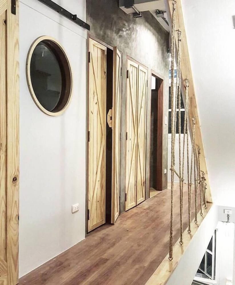 Фото Barn and Bed Hostel