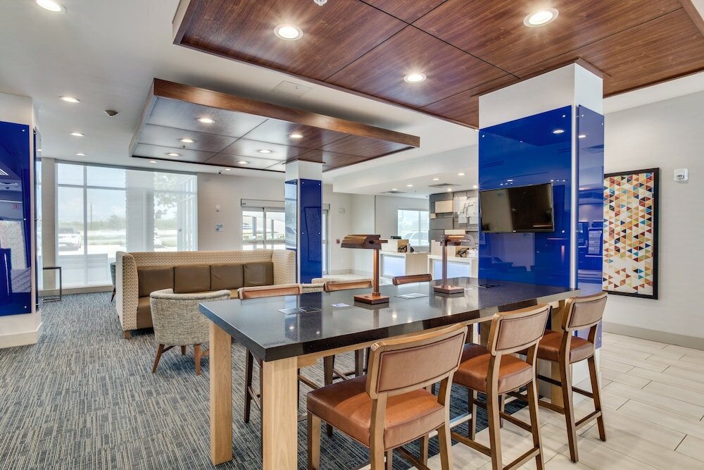 Фото Holiday Inn Express And Suites Denton South, an Ihg Hotel