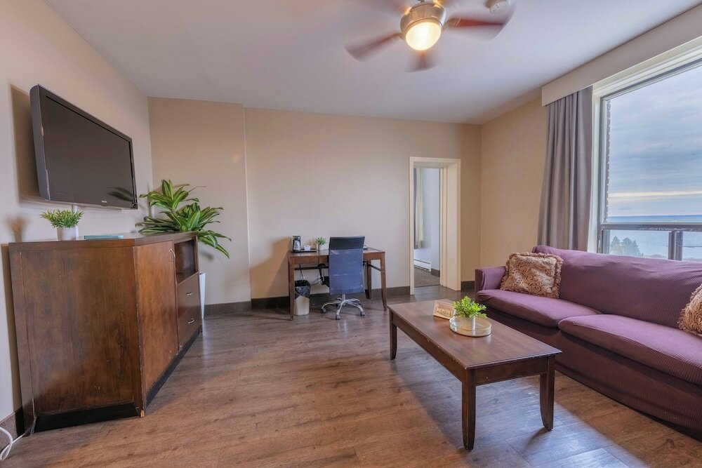 Фото Prince Arthur Waterfront Hotel & Suites