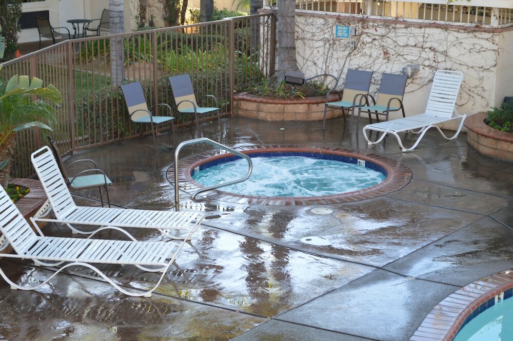 Фото Dynasty Suites Redlands