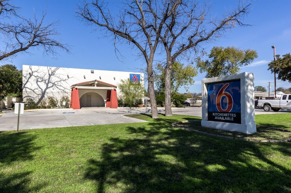 Фото Motel 6 Uvalde, Tx