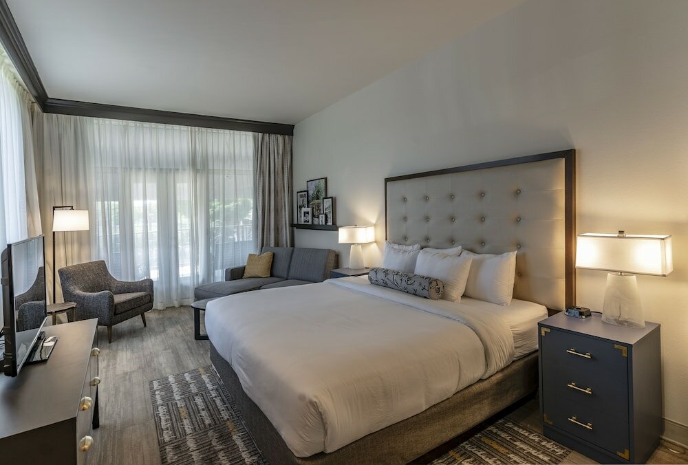 Фото St Charles Coach House, Ascend Hotel Collection