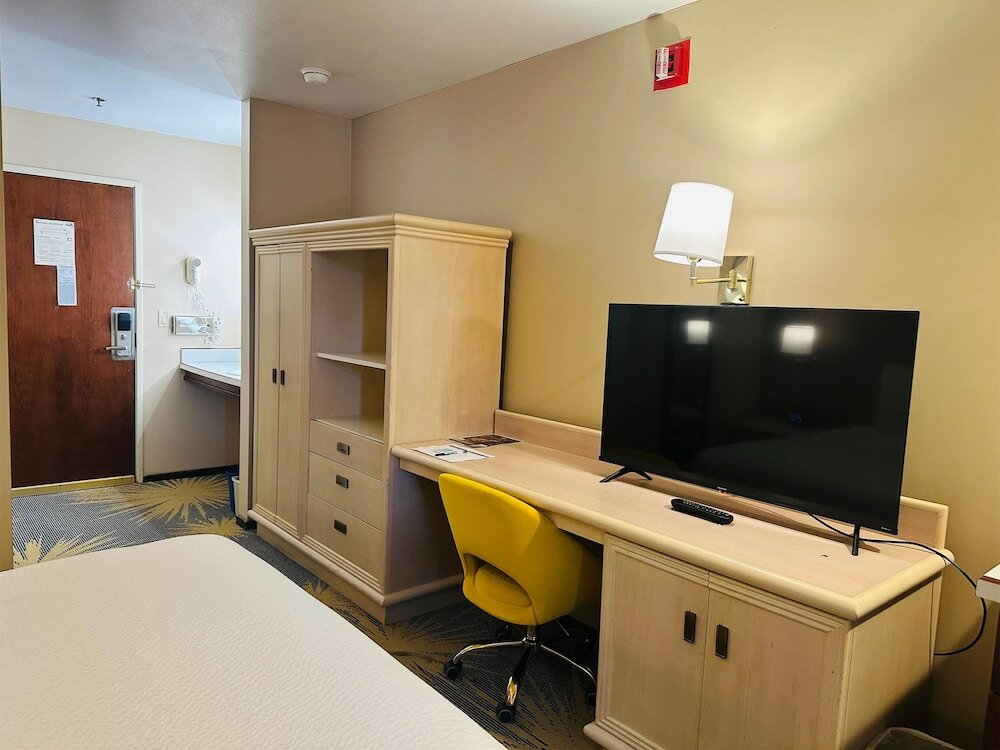 Фото Days Inn by Wyndham Seatac Airport