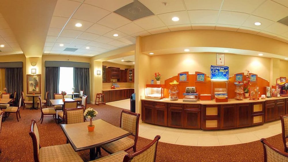 Фото Holiday Inn Express Hotel & Suites Clearwater/Us 19 N, an Ihg Hotel