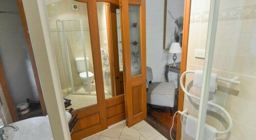 Гостиница The Pines Bed and Breakfast в Норе