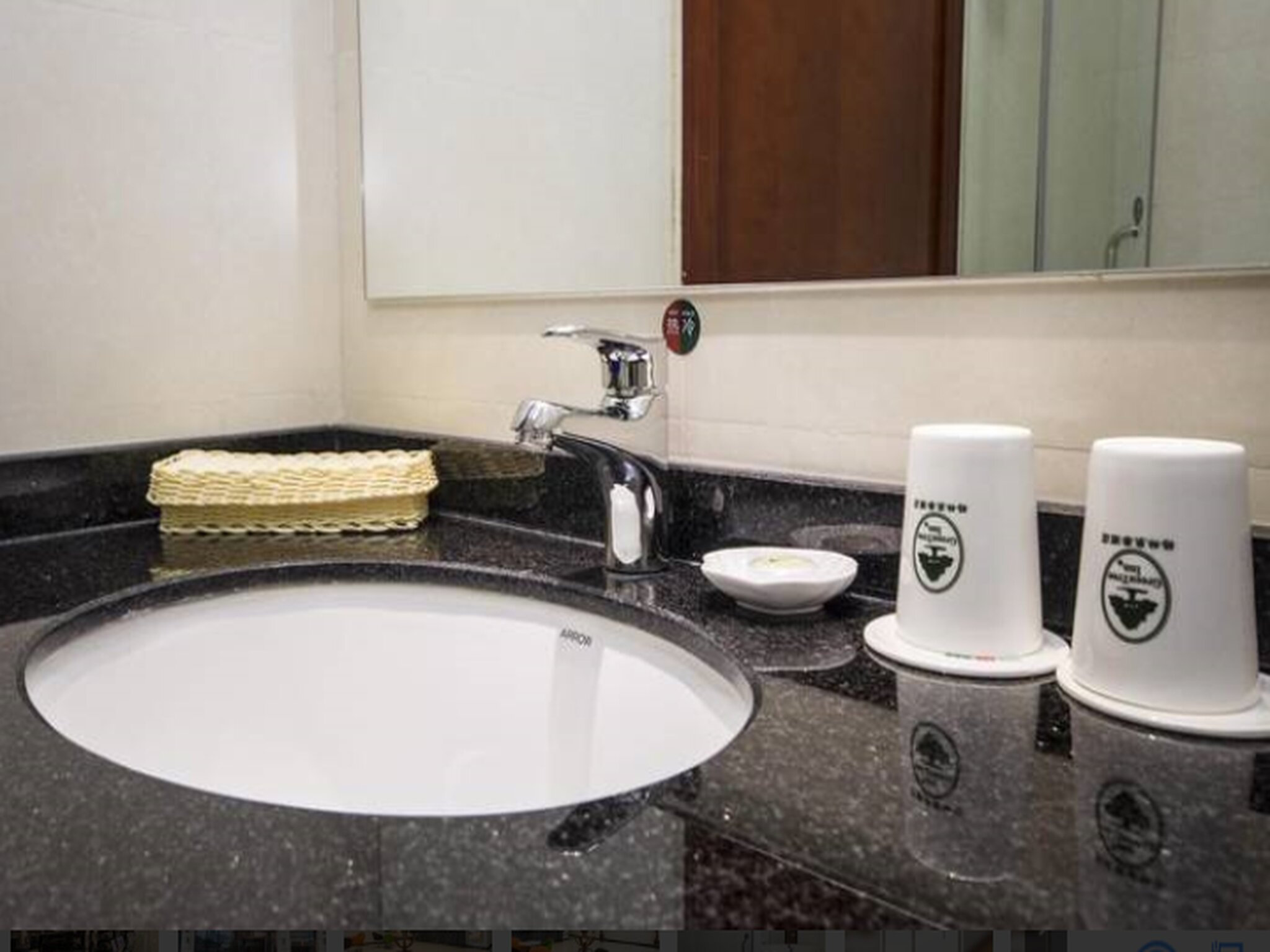 Фото GreenTree Inn Qinhuangdao Railway Station Square Express Hotel