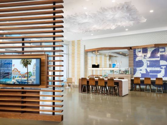 Фото Courtyard by Marriott Santa Monica