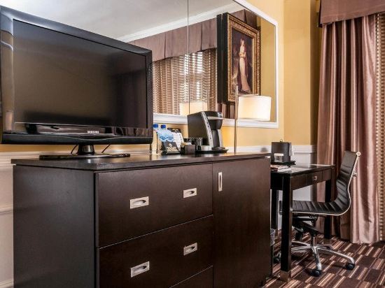 Фото The Pickwick Hotel