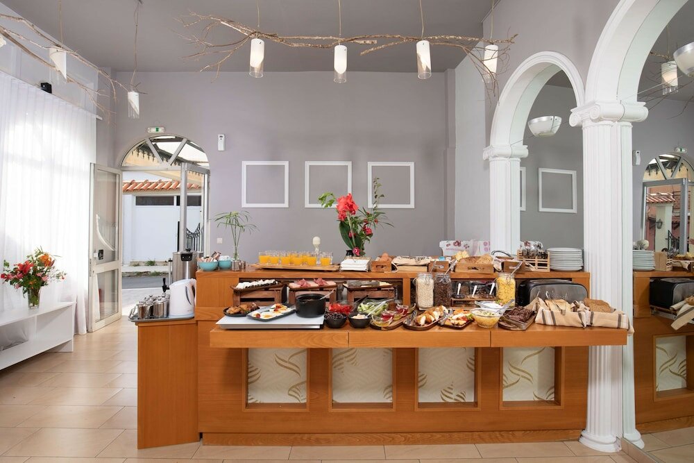 Фото Bella Vista Beach Hotel and Studios