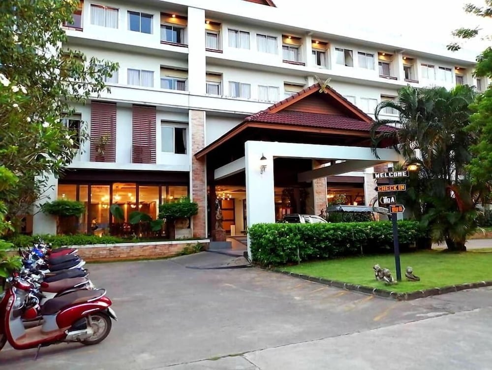 Фото Nana Buri Hotel