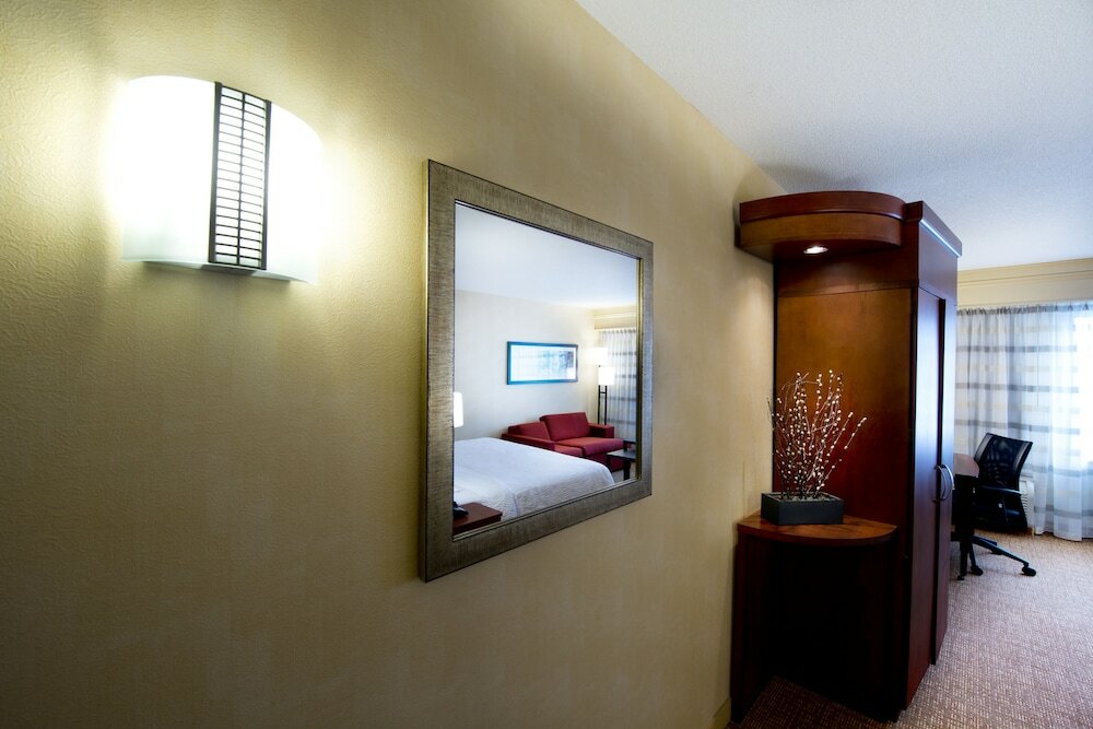 Фото Courtyard Mississauga - Airport Corporate Centre West