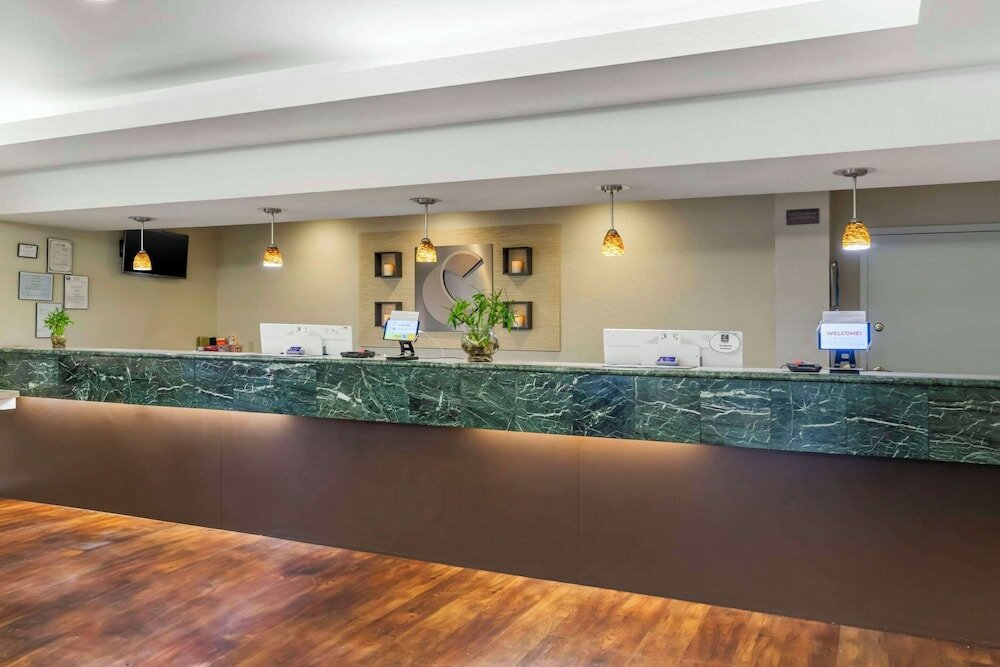 Фото Comfort Inn & Suites Sea-Tac Airport