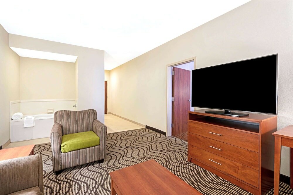 Фото La Quinta Inn & Suites by Wyndham Midwest City - Tinker Afb