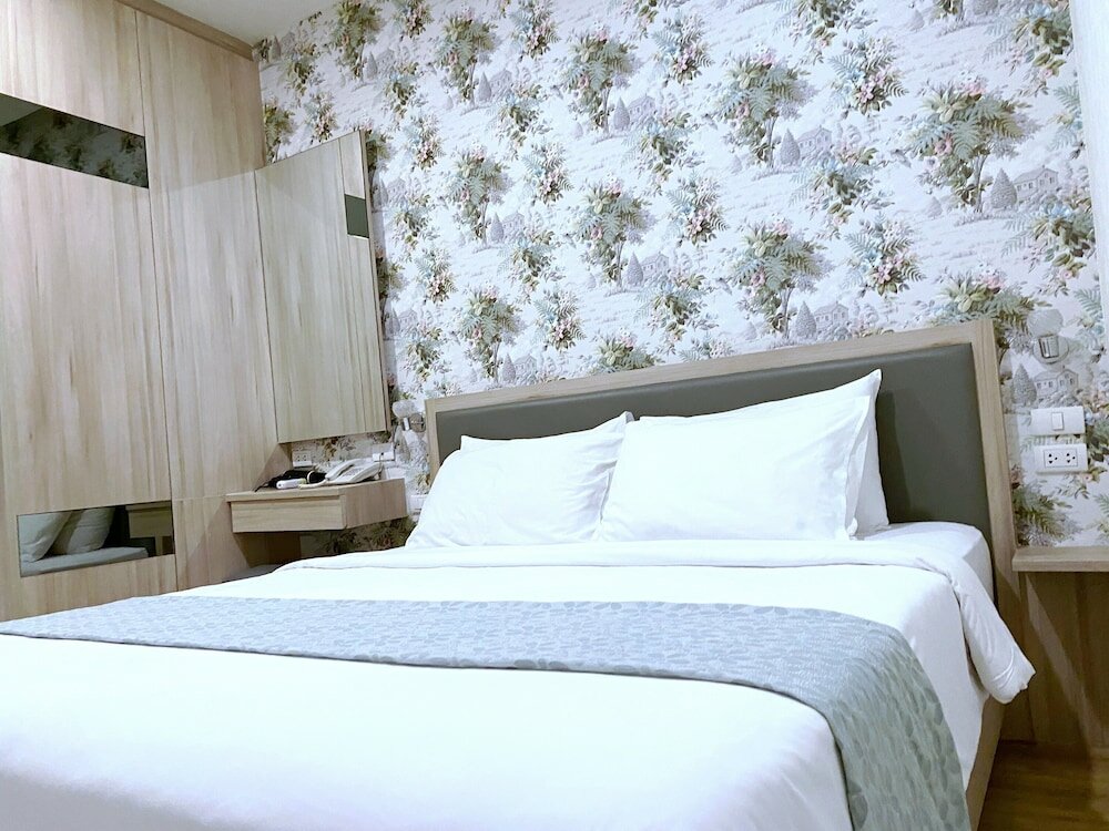 Фото Leela Orchid Hotel