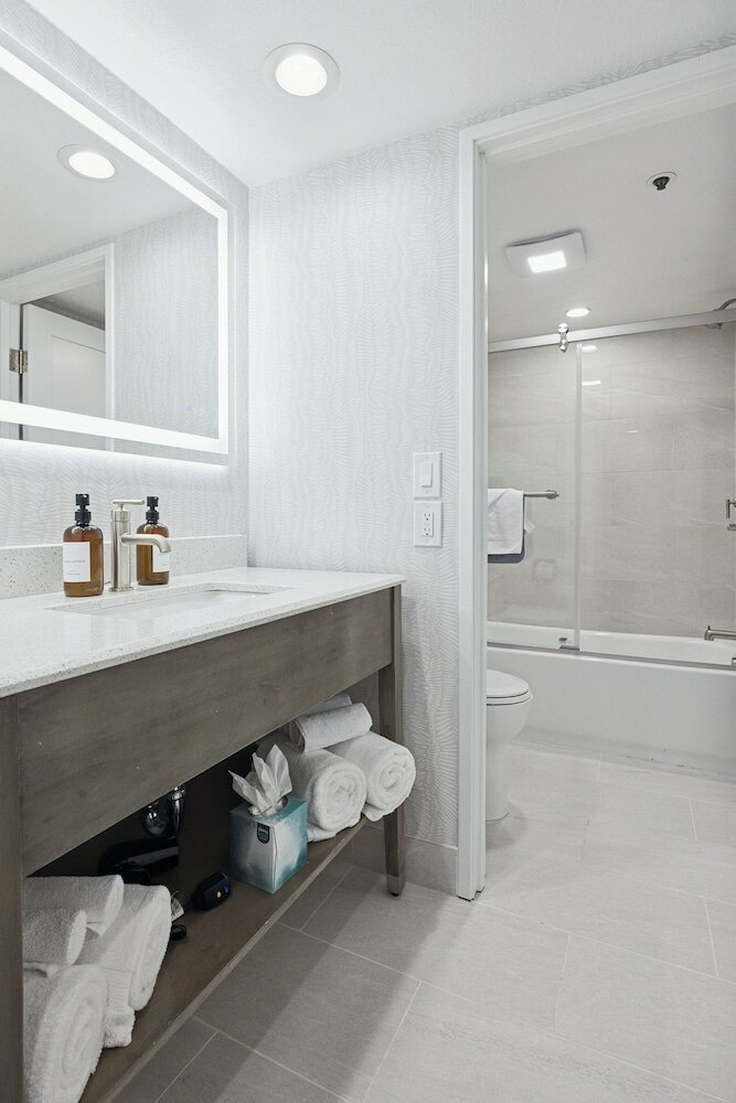 Фото 456 Embarcadero Inn & Suites