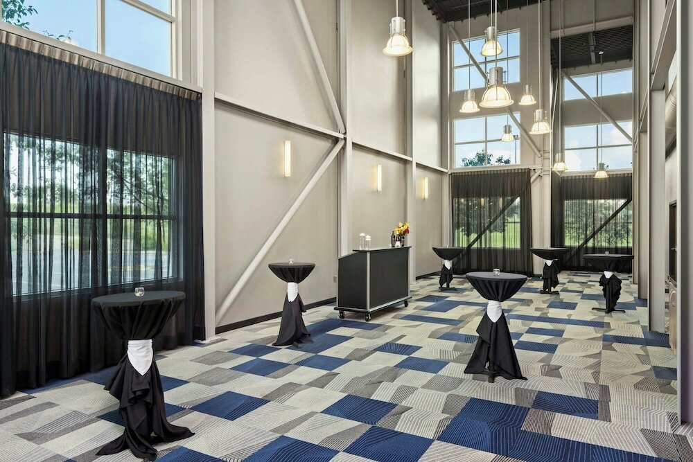 Фото Delta Hotels by Marriott Milwaukee Northwest