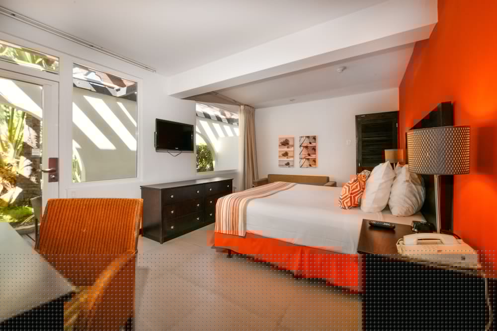 Фото Talk of the Town Hotel and Beach Club