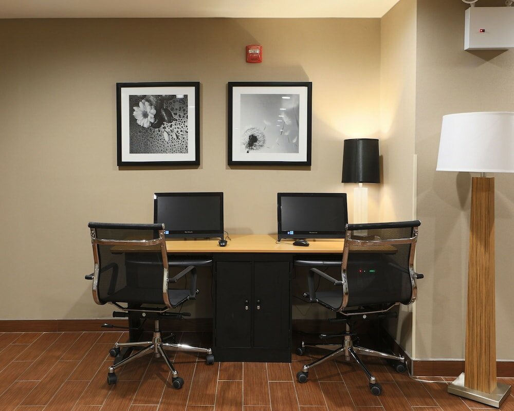 Фото Days Inn by Wyndham Brooklyn Borough Park