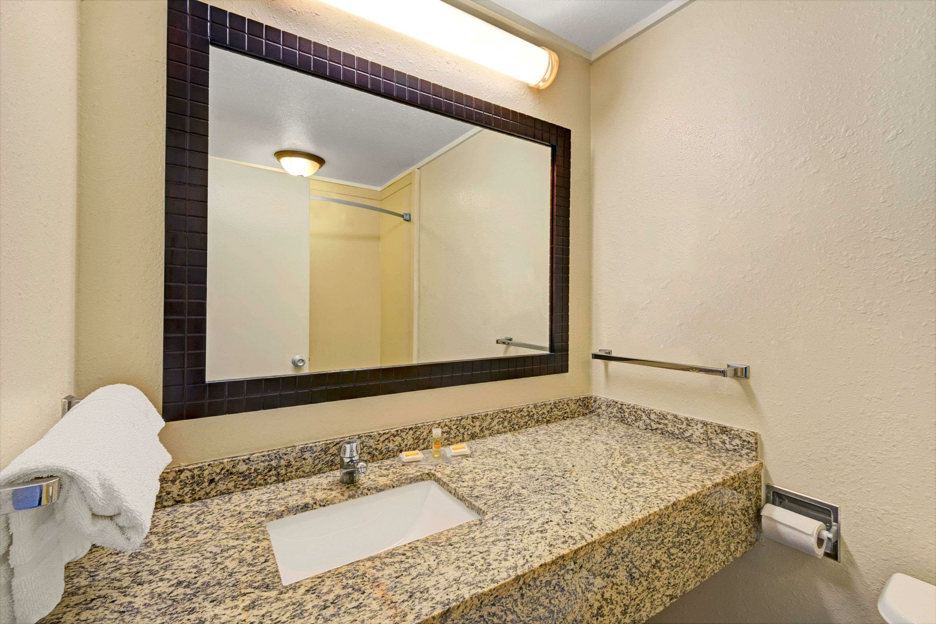 Фото Days Inn by Wyndham Kittery