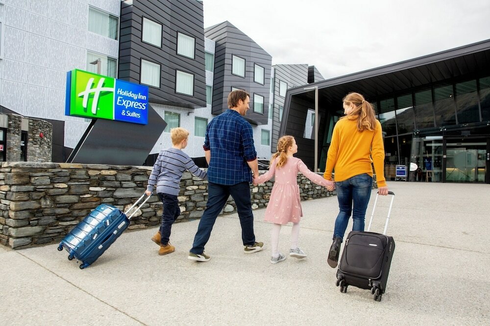 Фото Holiday Inn Express & Suites Queenstown, an Ihg Hotel