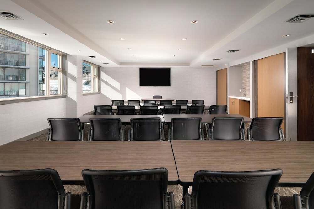 Фото Chateau Victoria Hotel & Suites