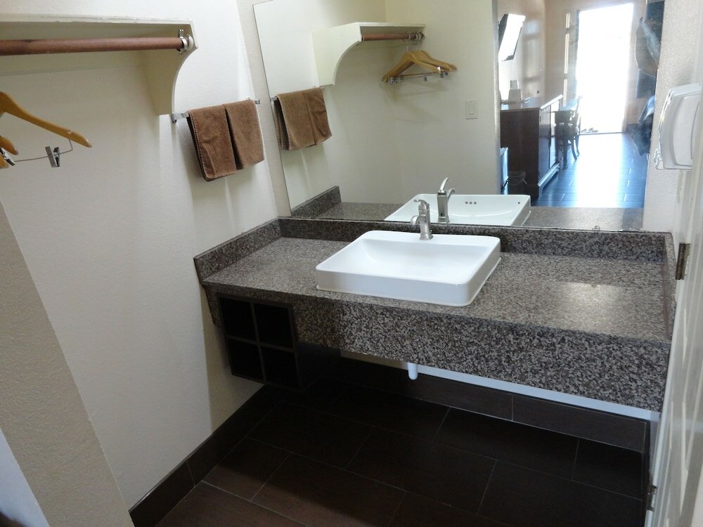 Фото Americas Best Value Inn Brownsville