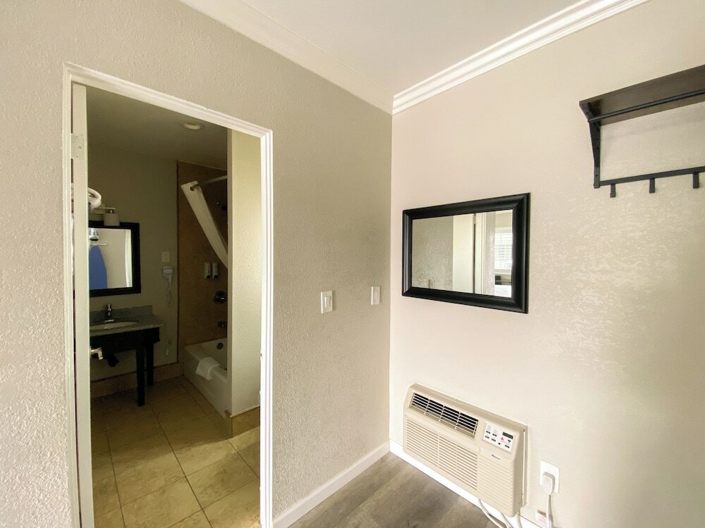 Фото Rockview Inn and Suites