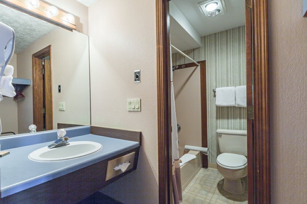 Фото Ebb Tide Oceanfront Inn